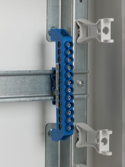 Шина N "ноль" в комбинированном DIN-изоляторе типа "Стойка" ШНИ-8х12-12-КС-С IEK