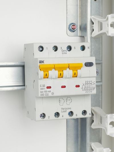 KARAT Автоматический выключатель дифференциального тока АВДТ 34 C32 100мА тип A IEK