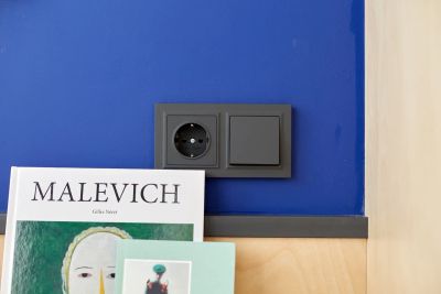 BRITE Розетка 1-местная с заземлением с защитными шторками 16А РС14-1-0-БрГ графит IEK