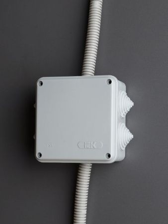 Коробка распаячная КМ41234 для открытой проводки безгалогенная (HF) 100х100х50мм IP55 6 гермовводов серая IEK