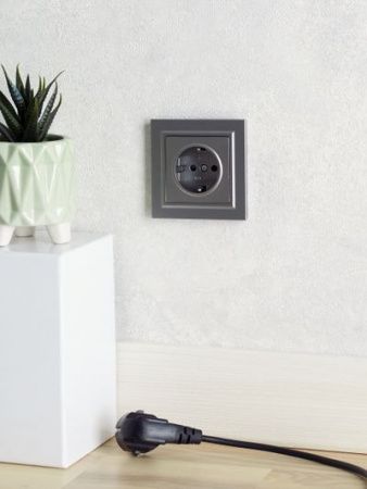 BRITE Розетка с заземлением/крышкой/шторками 16А РС14-1-0-БрС сталь