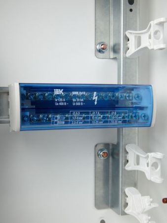 Шины на DIN-рейку в корпусе (кросс-модуль) ШНК 2х15 L+PEN IEK