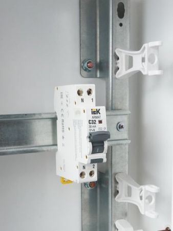 ARMAT Автоматический выключатель дифференциального тока B06S 1P+NP C32 30мА тип AC (18мм) IEK