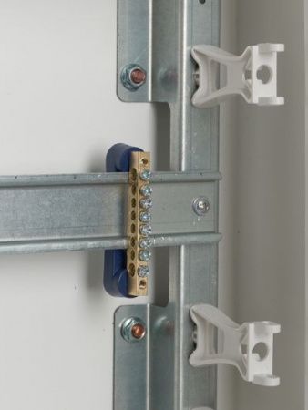 Шина N "ноль" на двух угловых изоляторах ШНИ-6х9-8-У2-С IEK