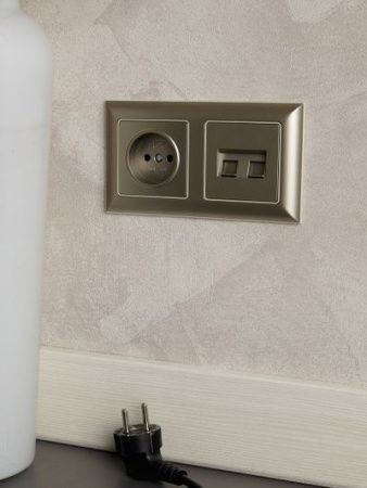 BRITE Розетка без заземления/крышки/шторок 10А РС10-1-0-БрШ шампань